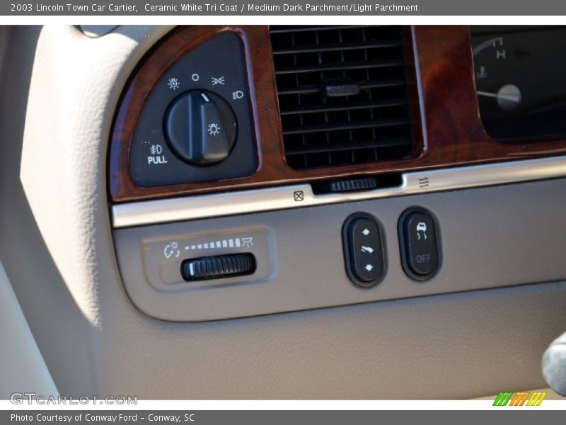 Ceramic White Tri Coat / Medium Dark Parchment/Light Parchment 2003 Lincoln Town Car Cartier