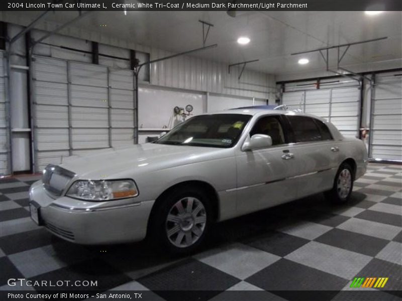 Ceramic White Tri-Coat / Medium Dark Parchment/Light Parchment 2004 Lincoln Town Car Ultimate L