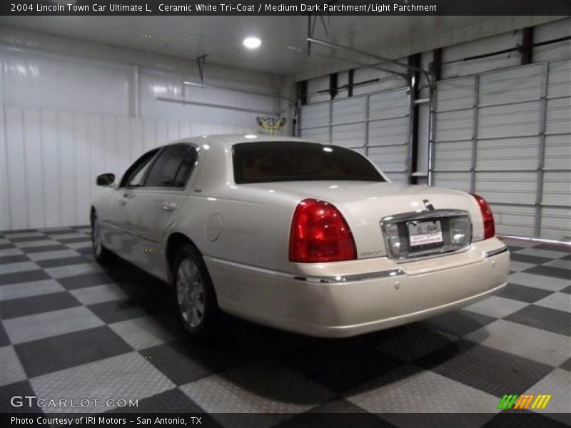 Ceramic White Tri-Coat / Medium Dark Parchment/Light Parchment 2004 Lincoln Town Car Ultimate L