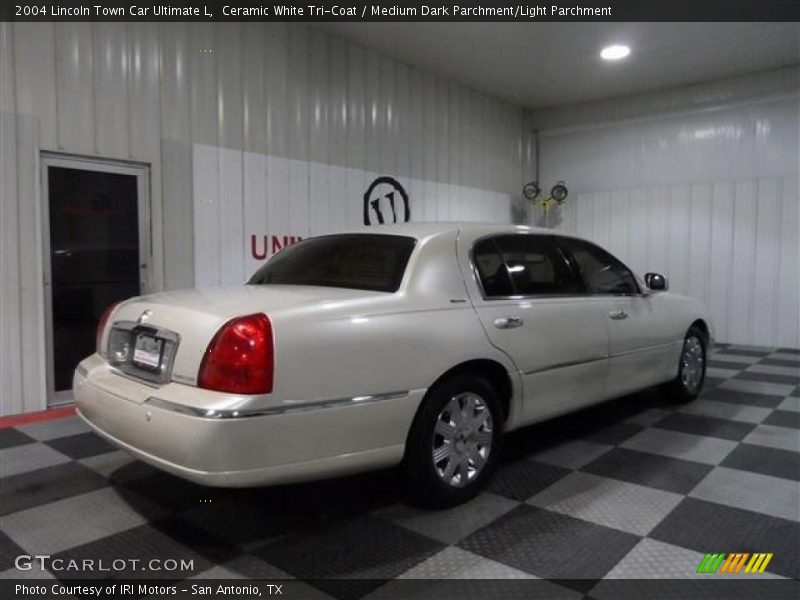 Ceramic White Tri-Coat / Medium Dark Parchment/Light Parchment 2004 Lincoln Town Car Ultimate L