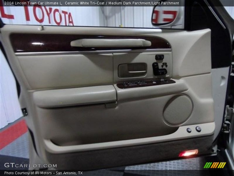 Ceramic White Tri-Coat / Medium Dark Parchment/Light Parchment 2004 Lincoln Town Car Ultimate L