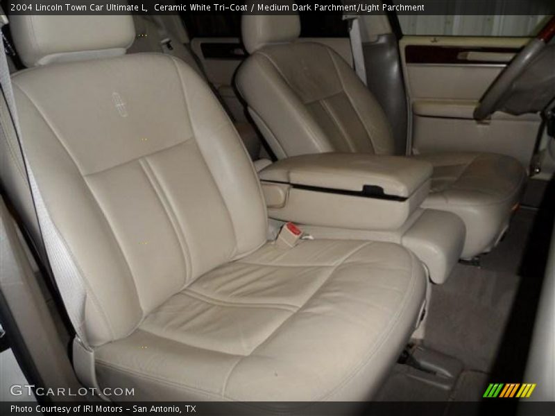 Ceramic White Tri-Coat / Medium Dark Parchment/Light Parchment 2004 Lincoln Town Car Ultimate L