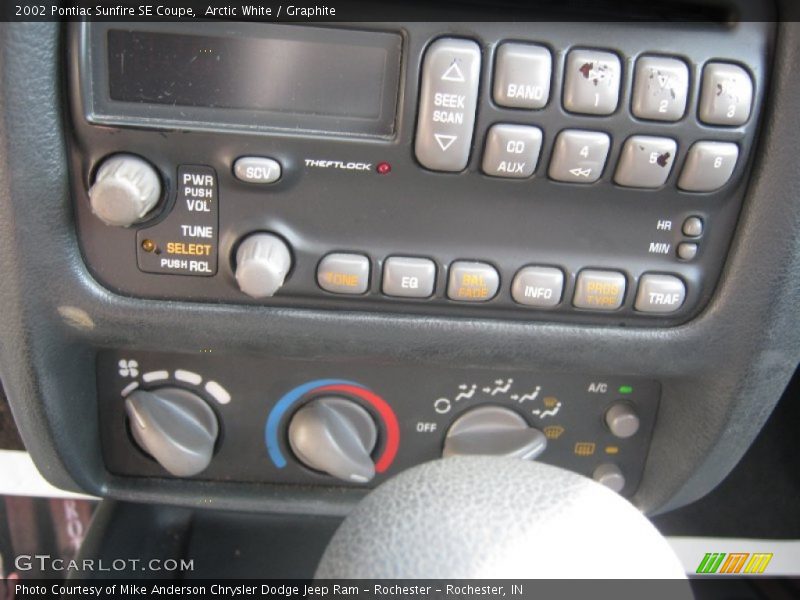 Arctic White / Graphite 2002 Pontiac Sunfire SE Coupe