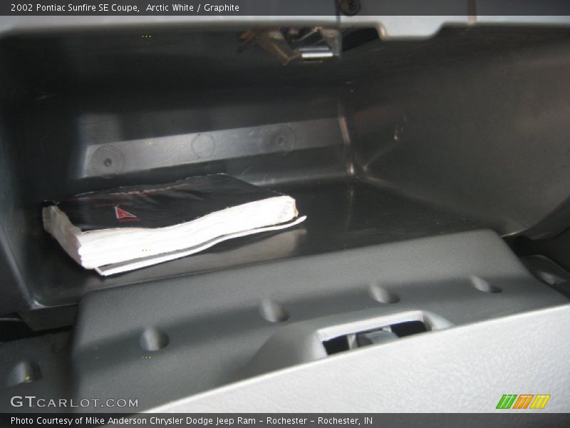 Arctic White / Graphite 2002 Pontiac Sunfire SE Coupe