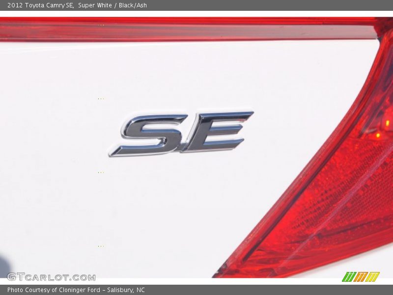 Super White / Black/Ash 2012 Toyota Camry SE