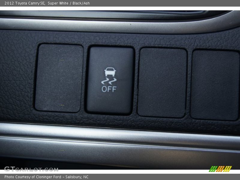 Super White / Black/Ash 2012 Toyota Camry SE