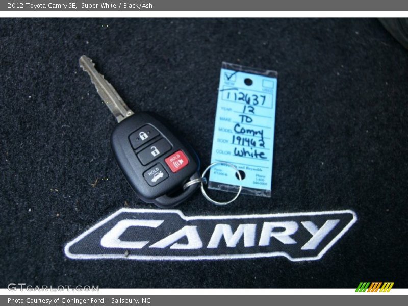 Super White / Black/Ash 2012 Toyota Camry SE