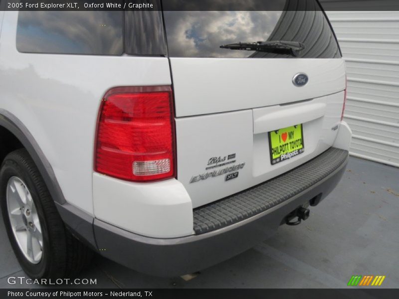 Oxford White / Graphite 2005 Ford Explorer XLT