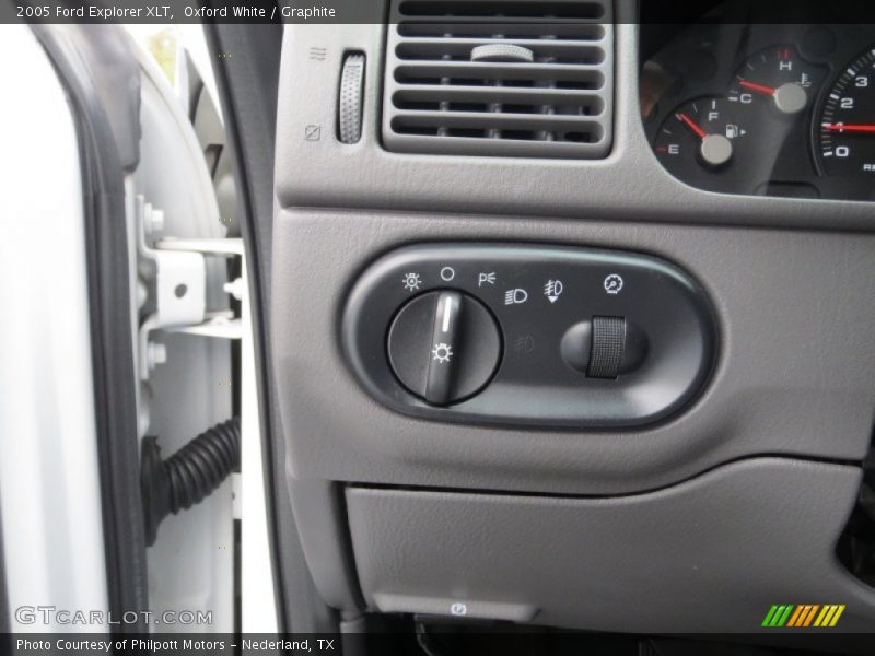 Oxford White / Graphite 2005 Ford Explorer XLT