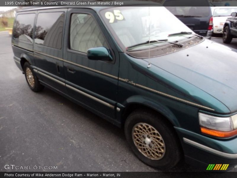 Emerald Green Pearl Metallic / Beige 1995 Chrysler Town & Country