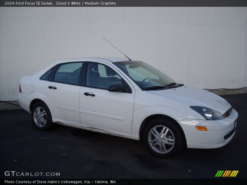 Cloud 9 White / Medium Graphite 2004 Ford Focus SE Sedan