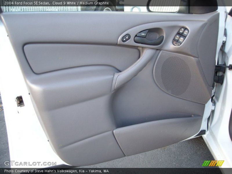 Cloud 9 White / Medium Graphite 2004 Ford Focus SE Sedan