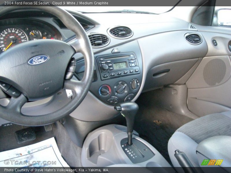Cloud 9 White / Medium Graphite 2004 Ford Focus SE Sedan