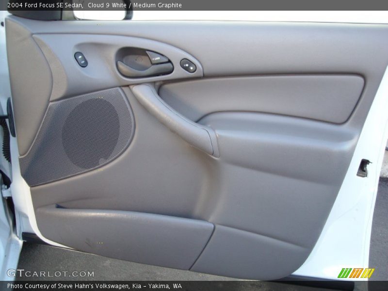 Cloud 9 White / Medium Graphite 2004 Ford Focus SE Sedan