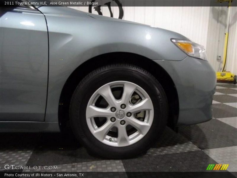 Aloe Green Metallic / Bisque 2011 Toyota Camry XLE