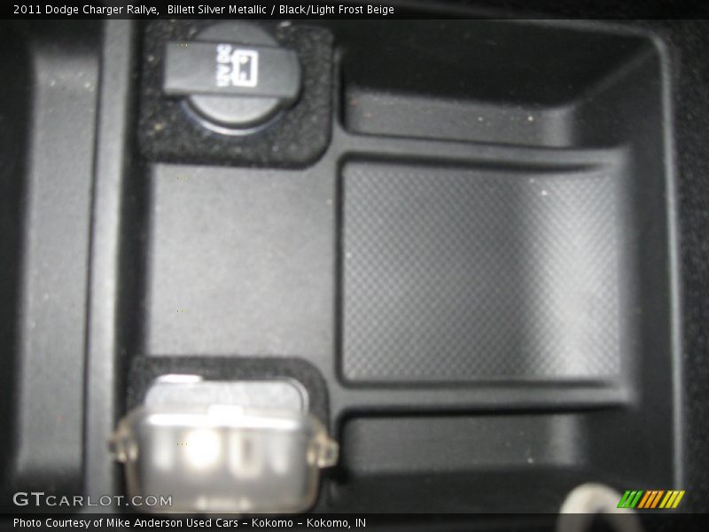 Billett Silver Metallic / Black/Light Frost Beige 2011 Dodge Charger Rallye