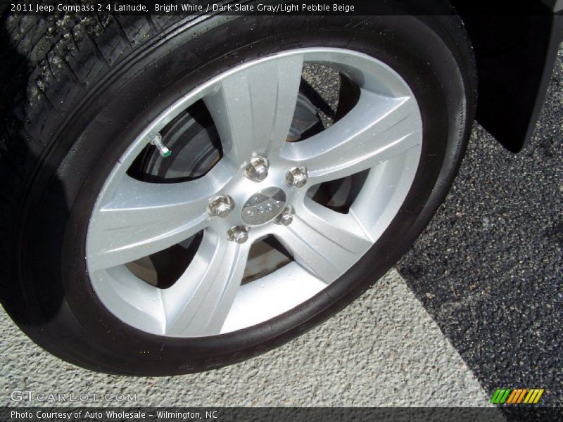 Bright White / Dark Slate Gray/Light Pebble Beige 2011 Jeep Compass 2.4 Latitude