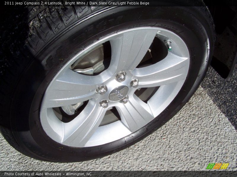 Bright White / Dark Slate Gray/Light Pebble Beige 2011 Jeep Compass 2.4 Latitude