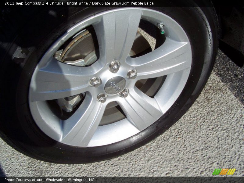 Bright White / Dark Slate Gray/Light Pebble Beige 2011 Jeep Compass 2.4 Latitude