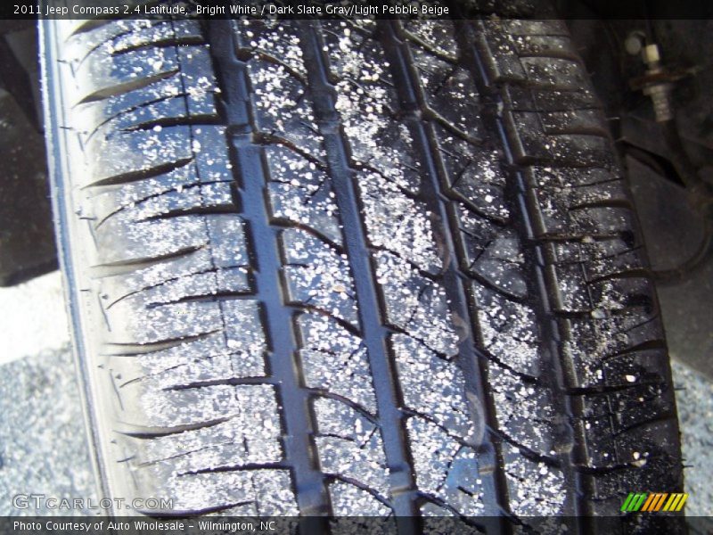 Bright White / Dark Slate Gray/Light Pebble Beige 2011 Jeep Compass 2.4 Latitude