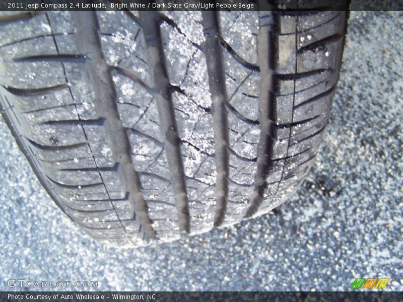 Bright White / Dark Slate Gray/Light Pebble Beige 2011 Jeep Compass 2.4 Latitude