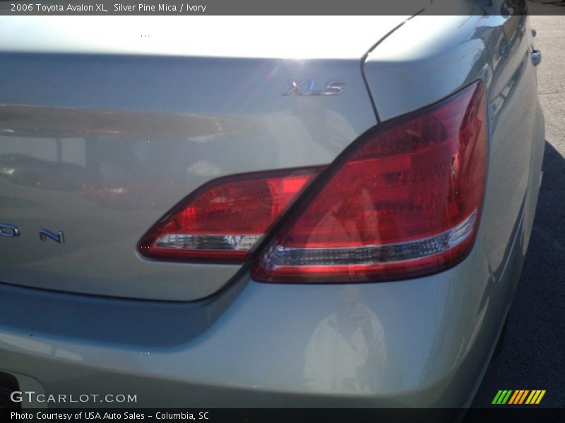 Silver Pine Mica / Ivory 2006 Toyota Avalon XL