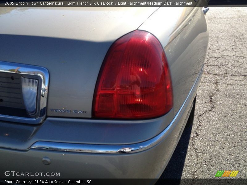 Light French Silk Clearcoat / Light Parchment/Medium Dark Parchment 2005 Lincoln Town Car Signature