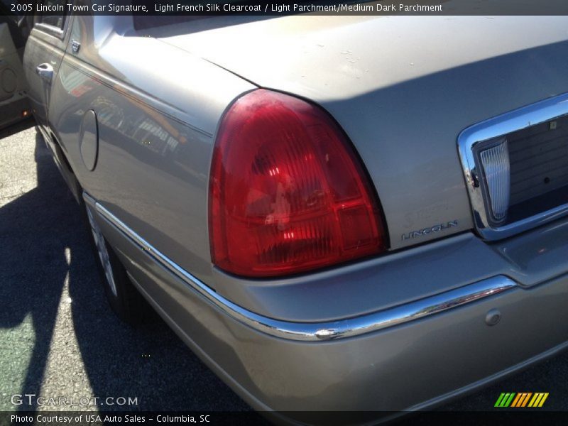 Light French Silk Clearcoat / Light Parchment/Medium Dark Parchment 2005 Lincoln Town Car Signature