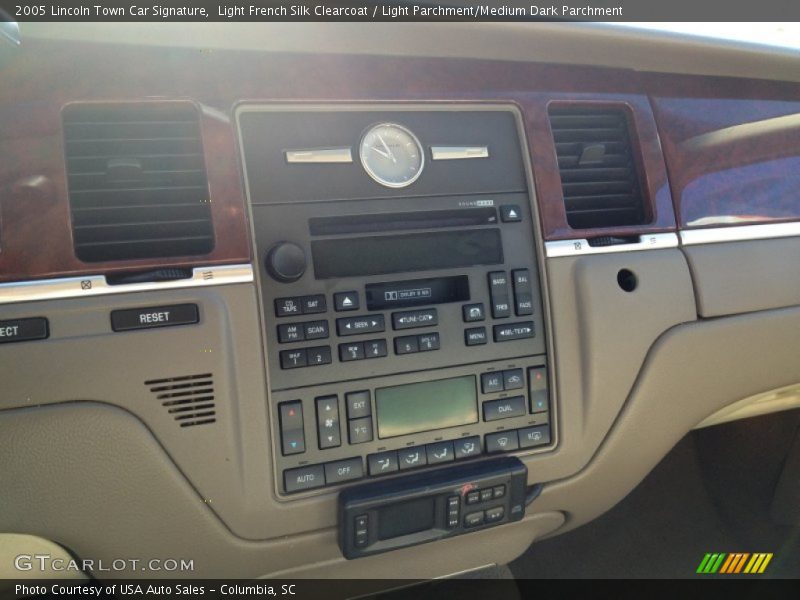 Light French Silk Clearcoat / Light Parchment/Medium Dark Parchment 2005 Lincoln Town Car Signature