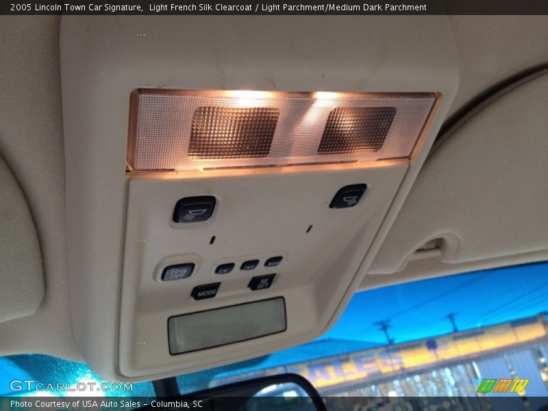 Light French Silk Clearcoat / Light Parchment/Medium Dark Parchment 2005 Lincoln Town Car Signature