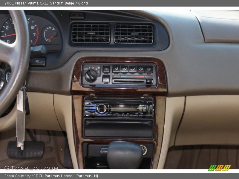 Sandrift Beige / Blond 2001 Nissan Altima GXE