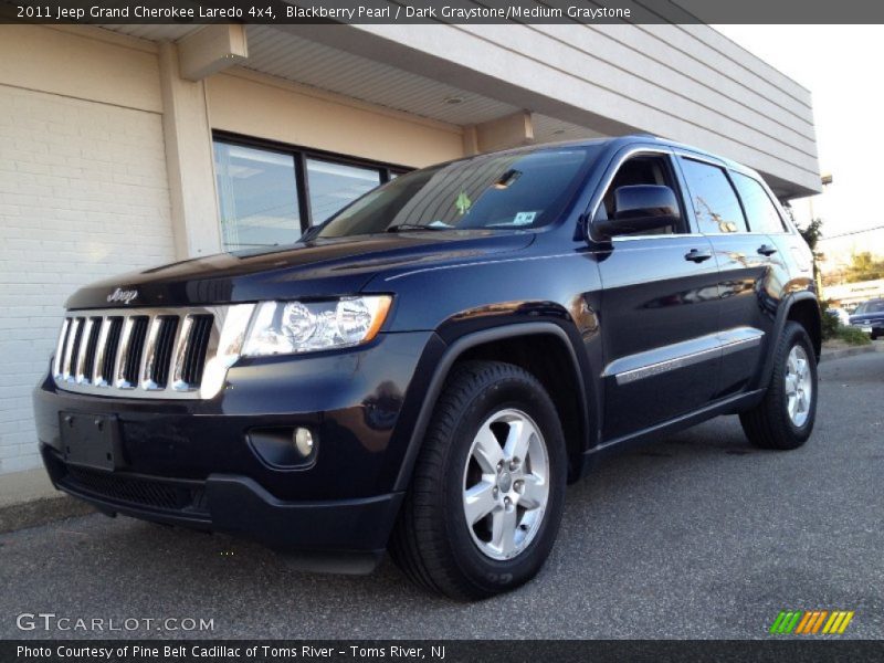 Front 3/4 View of 2011 Grand Cherokee Laredo 4x4