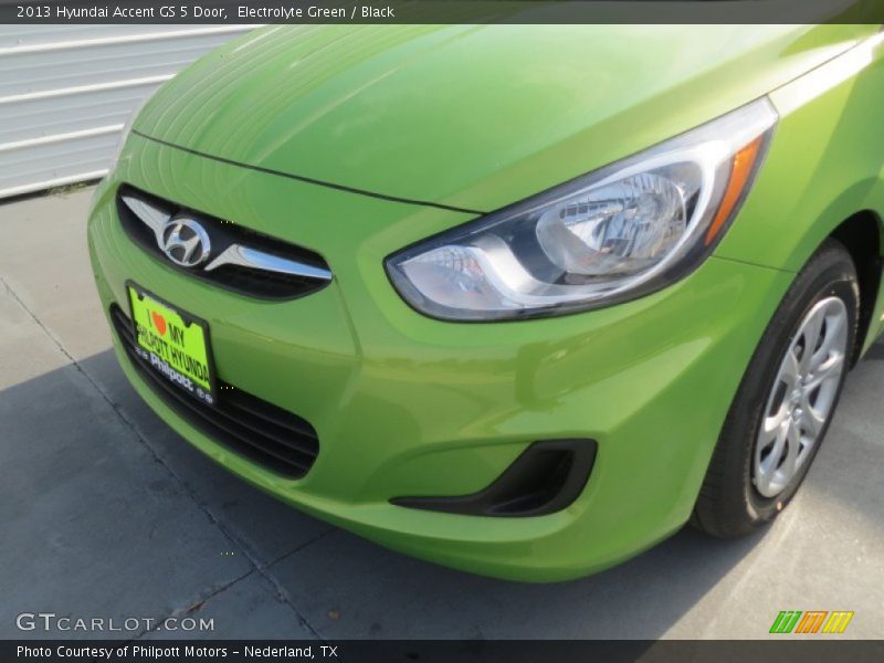 Electrolyte Green / Black 2013 Hyundai Accent GS 5 Door