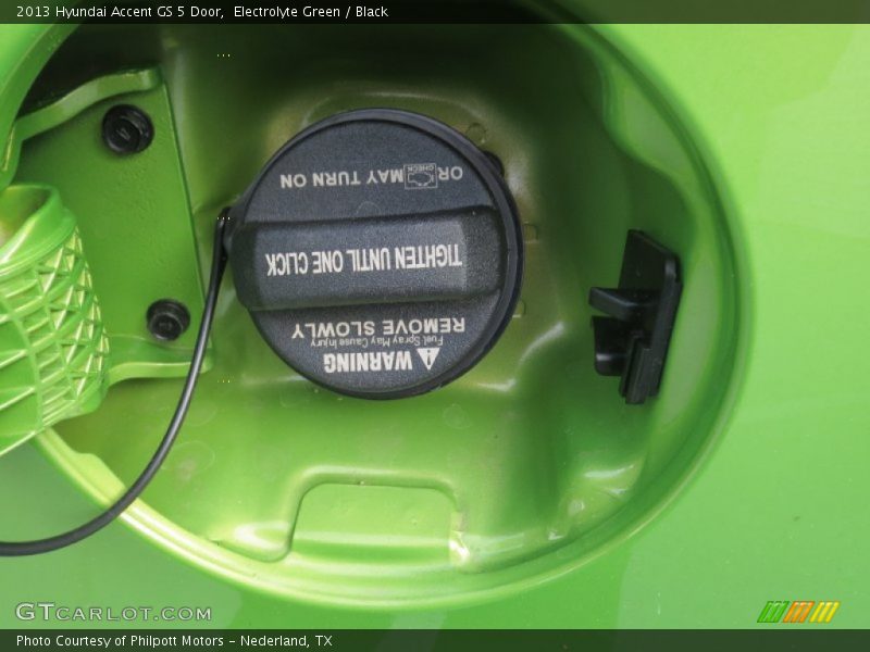 Electrolyte Green / Black 2013 Hyundai Accent GS 5 Door