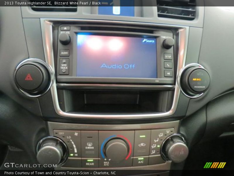Blizzard White Pearl / Black 2013 Toyota Highlander SE