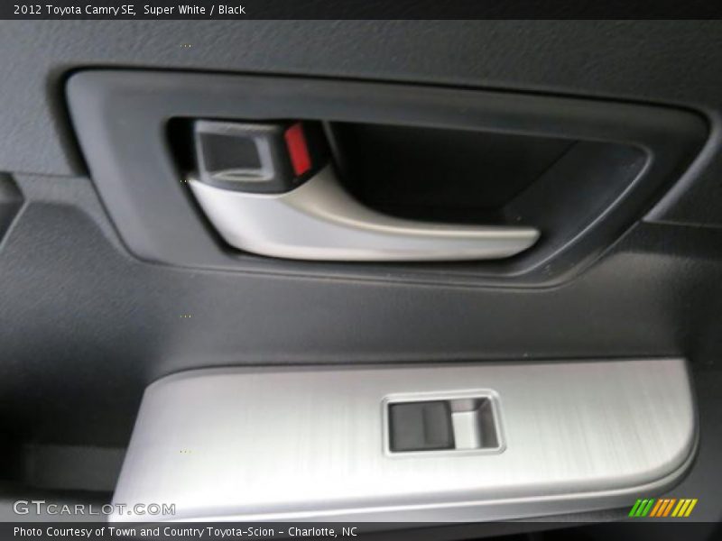 Super White / Black 2012 Toyota Camry SE