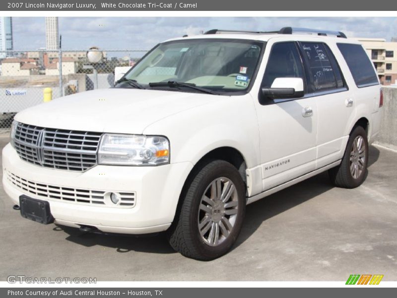 Front 3/4 View of 2007 Navigator Luxury