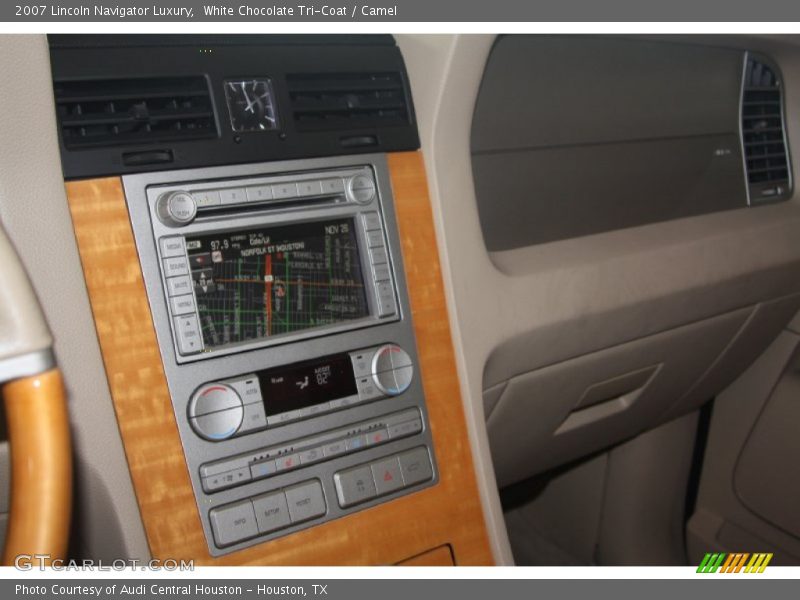 Controls of 2007 Navigator Luxury
