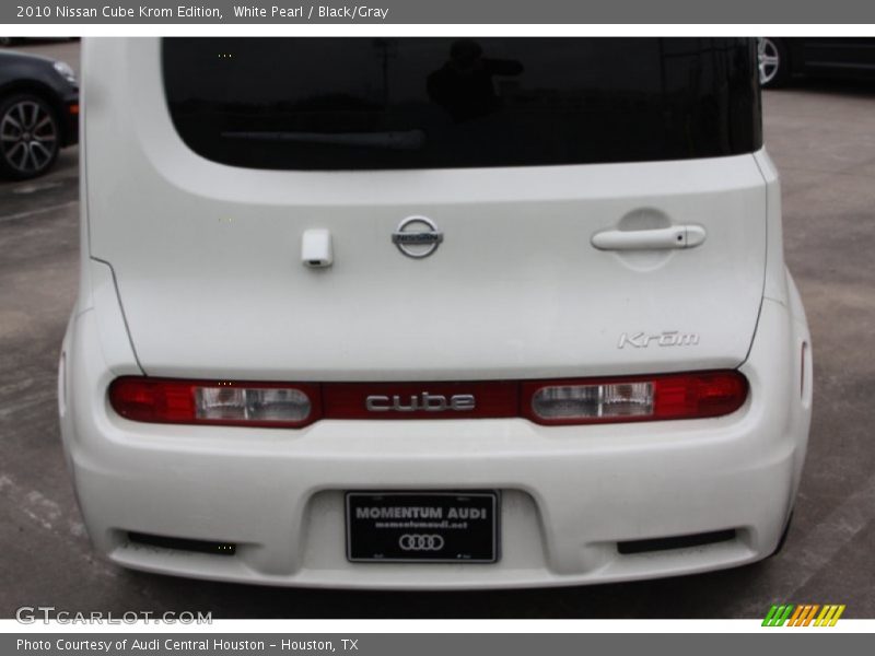 White Pearl / Black/Gray 2010 Nissan Cube Krom Edition