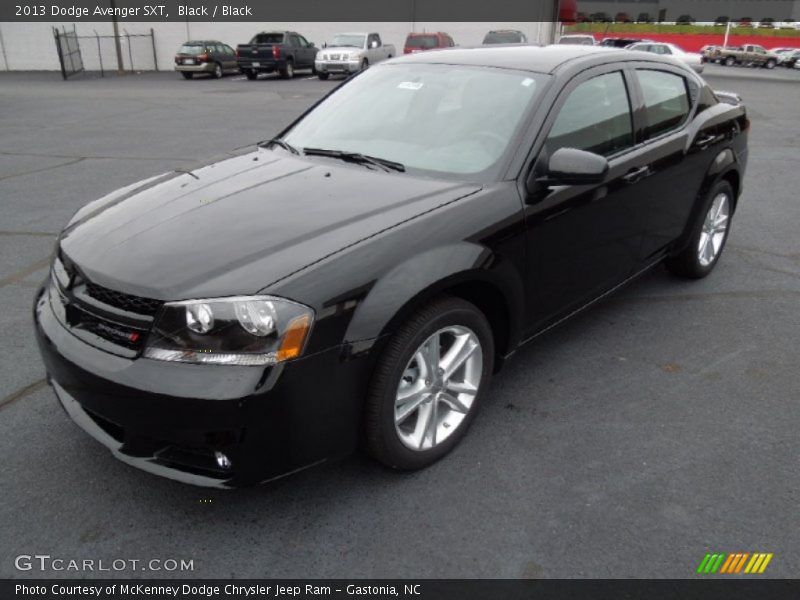 Front 3/4 View of 2013 Avenger SXT