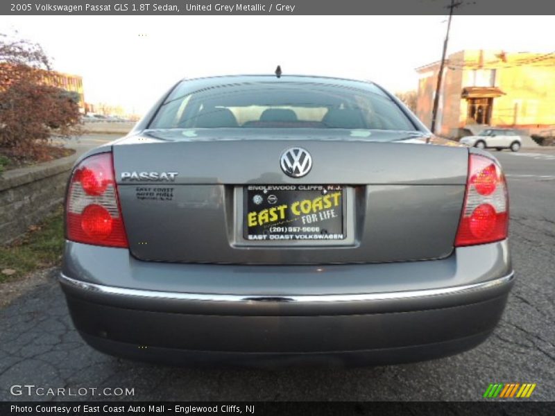 United Grey Metallic / Grey 2005 Volkswagen Passat GLS 1.8T Sedan