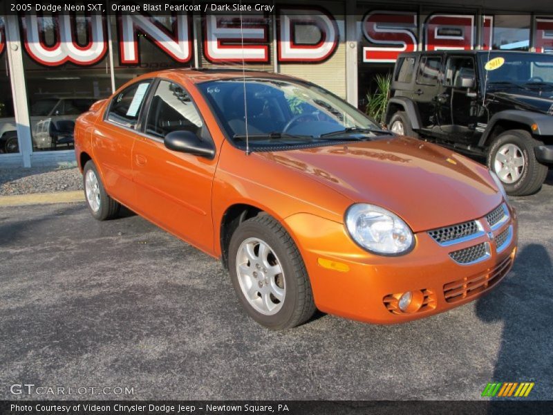 Front 3/4 View of 2005 Neon SXT