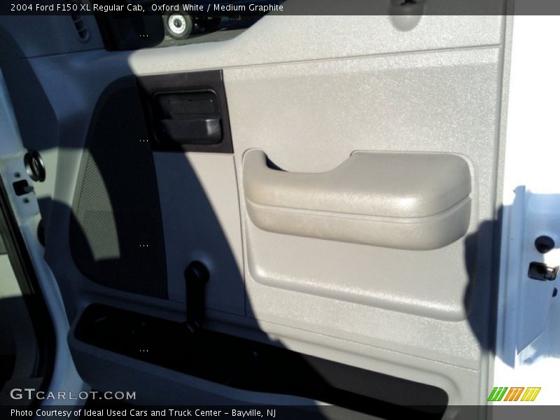 Oxford White / Medium Graphite 2004 Ford F150 XL Regular Cab