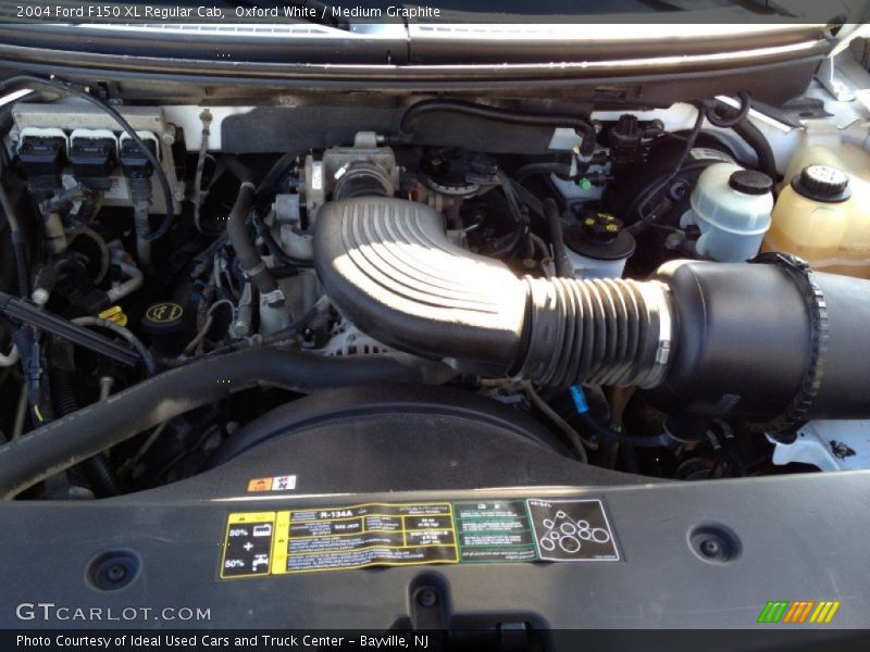 Oxford White / Medium Graphite 2004 Ford F150 XL Regular Cab