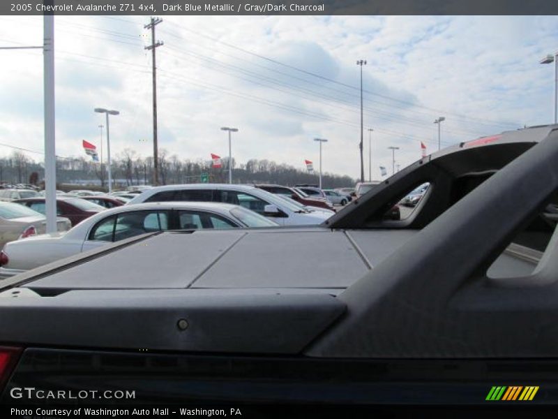 Dark Blue Metallic / Gray/Dark Charcoal 2005 Chevrolet Avalanche Z71 4x4
