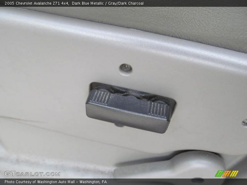 Dark Blue Metallic / Gray/Dark Charcoal 2005 Chevrolet Avalanche Z71 4x4