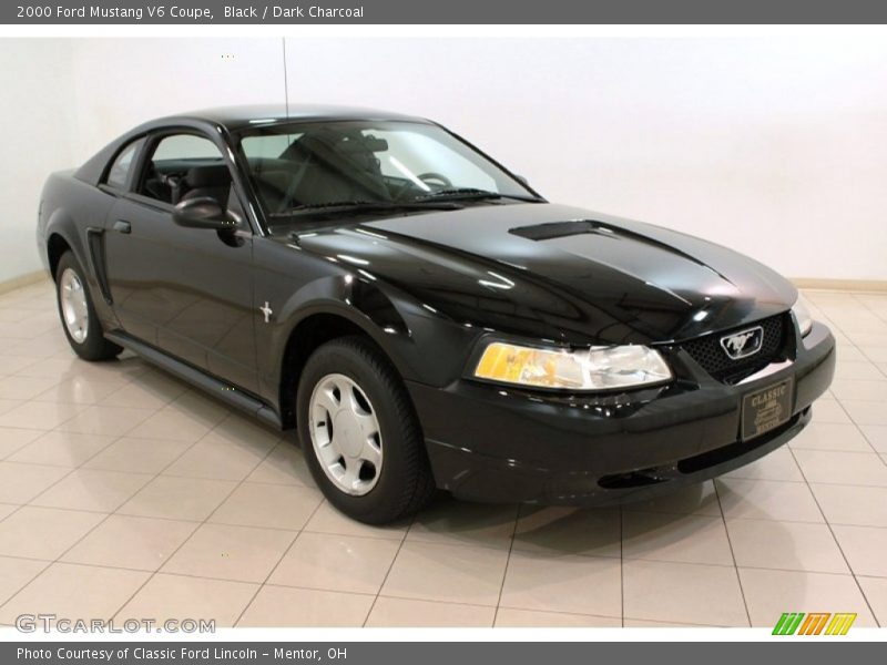 Front 3/4 View of 2000 Mustang V6 Coupe