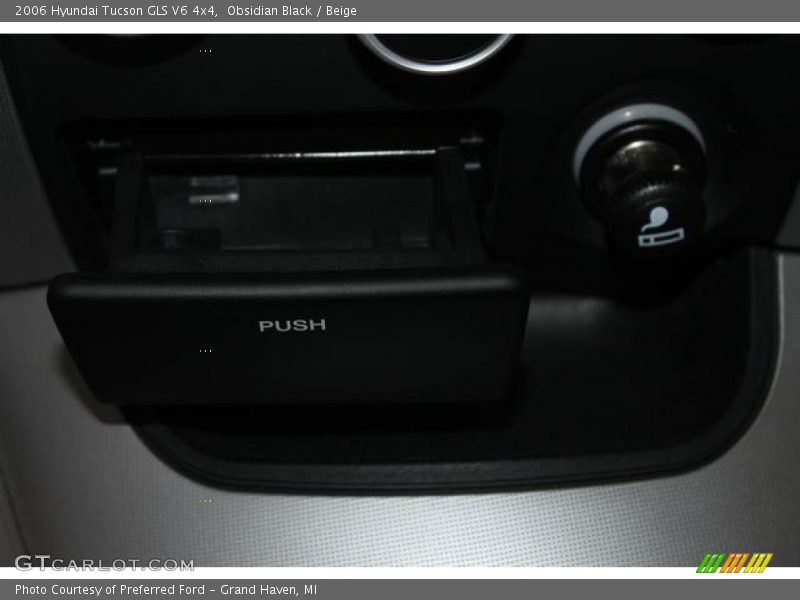 Obsidian Black / Beige 2006 Hyundai Tucson GLS V6 4x4