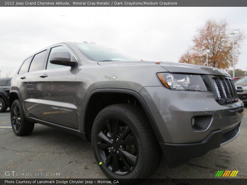 Front 3/4 View of 2013 Grand Cherokee Altitude
