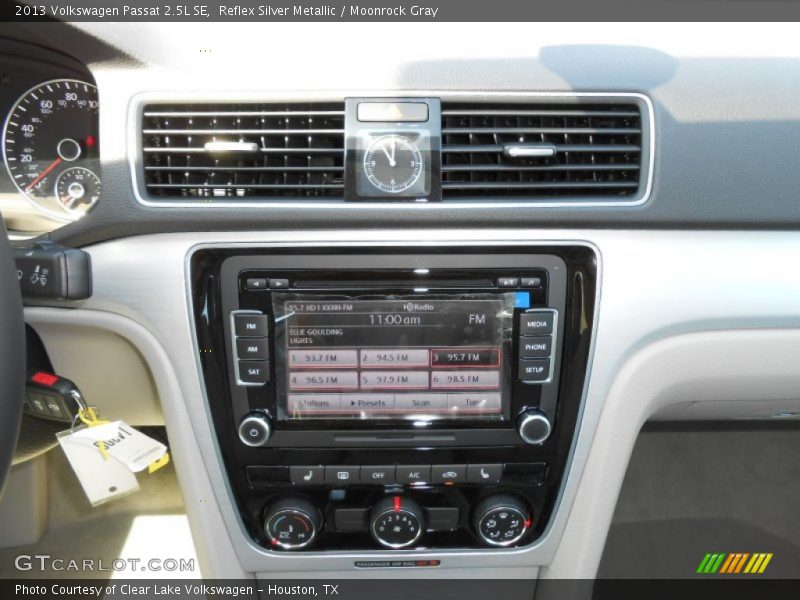Reflex Silver Metallic / Moonrock Gray 2013 Volkswagen Passat 2.5L SE